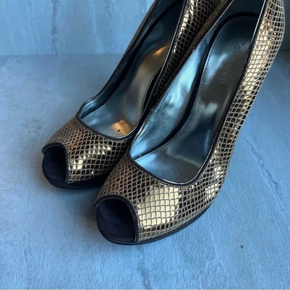 ** Calvin Klein Pari Bronze/Gold Reptile Pumps Peep Toe 5.5